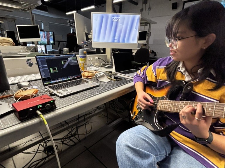 Testing the connection of the guitar using the Scarlett Solo.