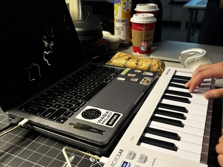 Testing the MIDI input from the keyboard in TouchDesigner. The colours and location of the waves change depending on each key input.